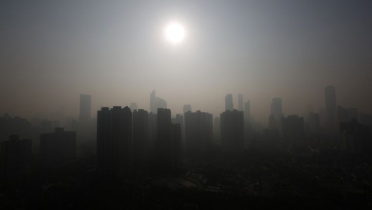 Smog in Shanghai. Beeld reuters