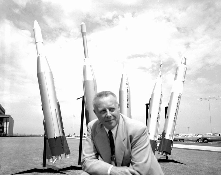 Bossart bij de verschillende types Atlas-raketten die hij ontwierp voor Convair/General Dynamics. Beeld Convair/General Dynamics Astronautics Atlas Negative Collection