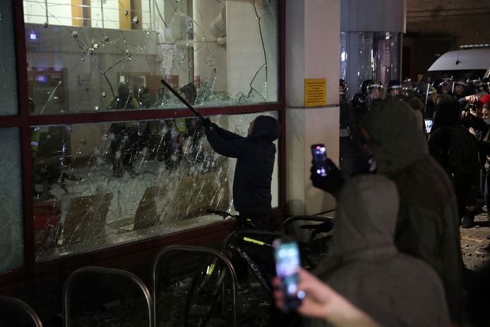 Een demonstrant slaat een raam in in Bristol tijdens de protesten gisteravond.