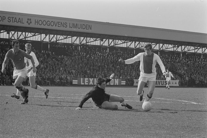 7 april 1969: Piet Keizer omspeelt Telstar-doelman Paul van der Meeren.
