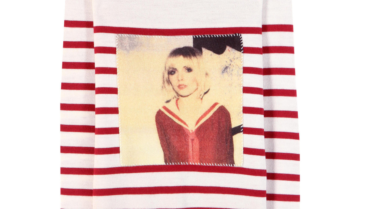 Gestreepte wollen trui met Debbie Harry van Each x Other, € 395. mytheresa.com. Beeld - 