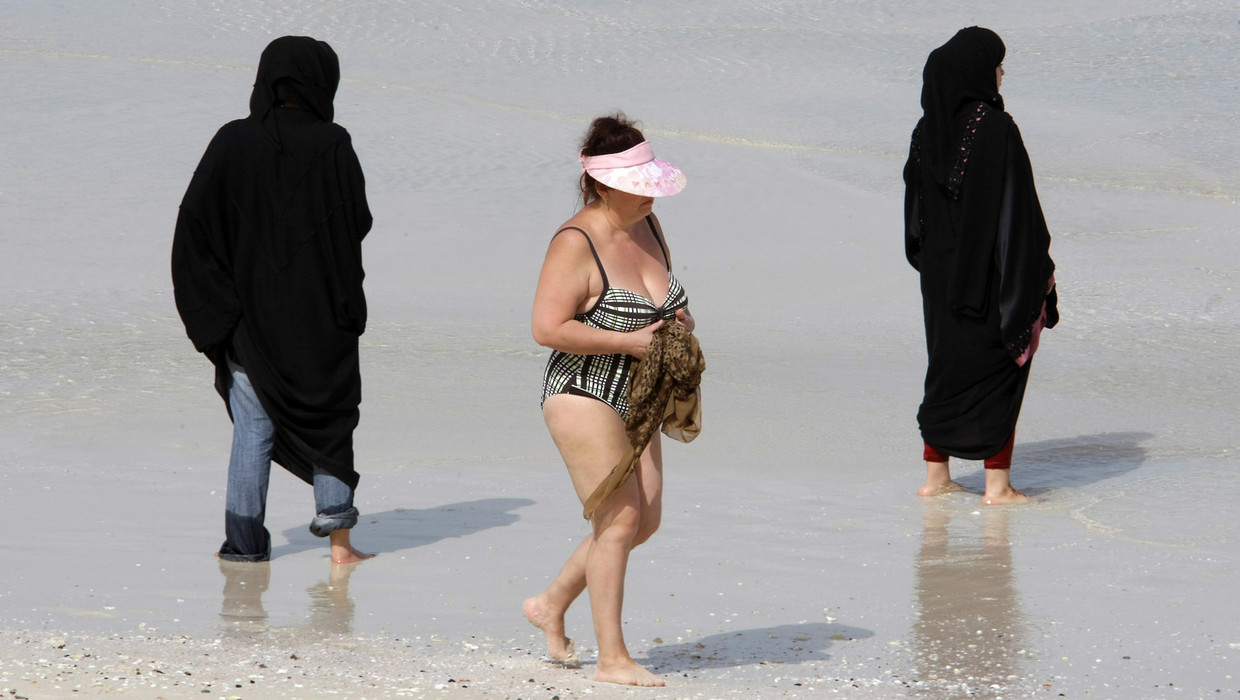 Vrouwen op het strand in Dubai. Beeld AFP/Getty Images