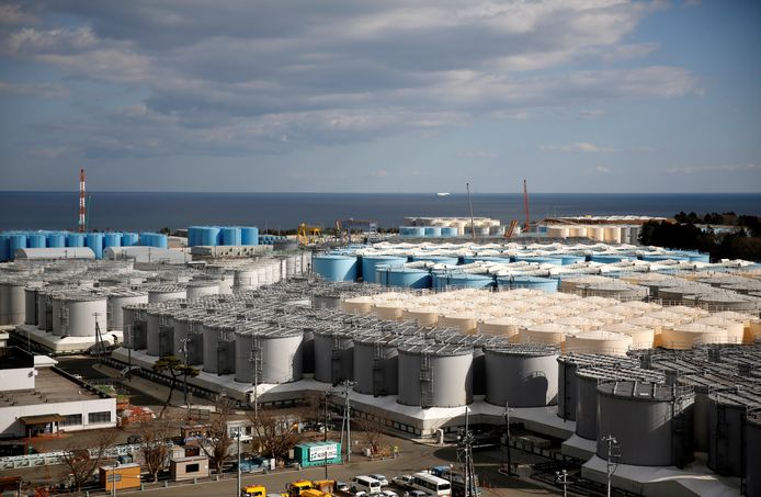 De opslagtanks voor radioactief besmet water in Fukushima bevatten al een miljoen ton water. Volgens de Japanse milieuminister is er geen plaats meer voor extra opslagtanks en rest er maar één oplossing: het water lozen in de oceaan.