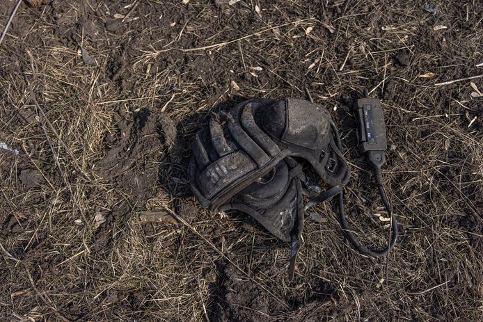 Illustratiebeeld: een helm van een Russische soldaat in Charkiv, in het noordoosten van Oekraïne.