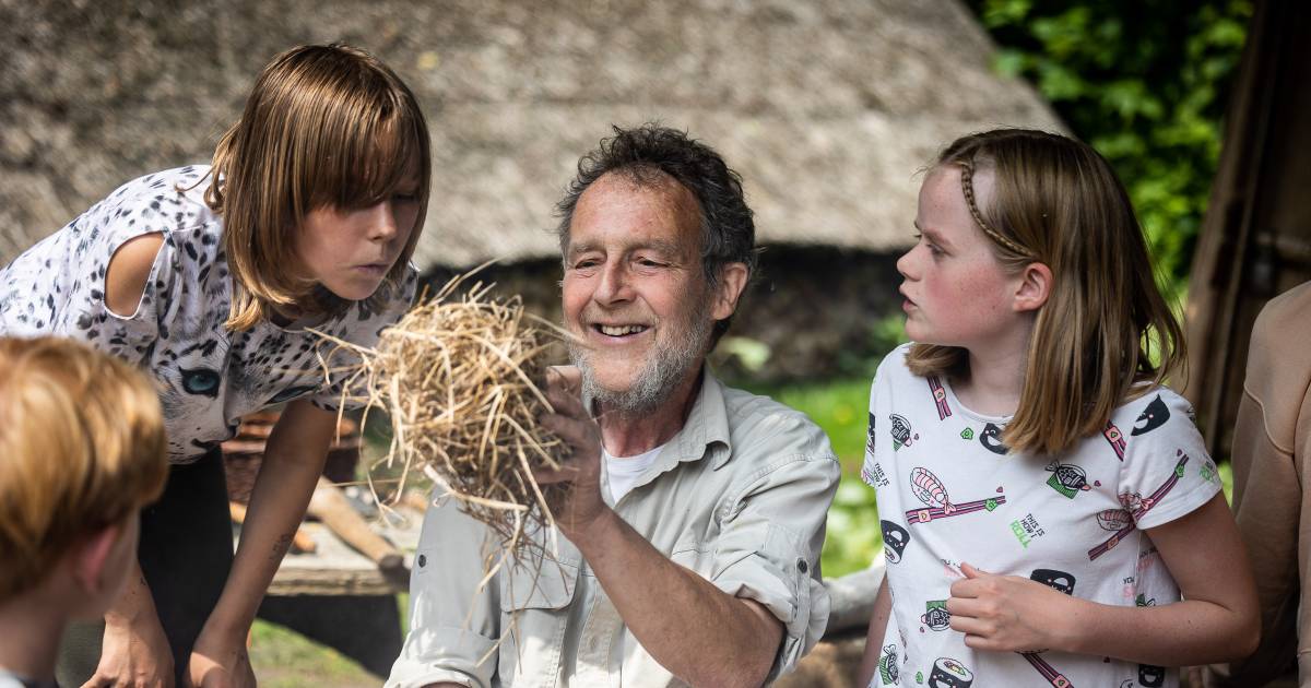 Henk (66) leerde 62.000 Haagse leerlingen bij School in Bos hoe je het best een vuurtje kan stoken -
