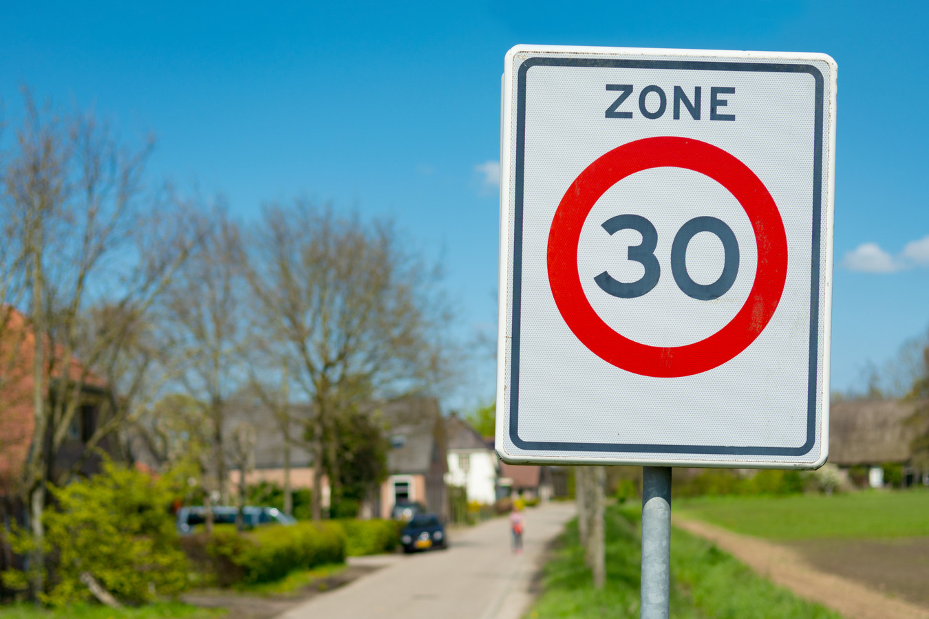 Без 30 час. Знак ограничение скорости на трактор. Geschwindigkeitsbegrenzung. 10 Mph sign on Road