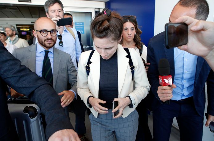 Amanda Knox wordt bij haar aankomst in Milaan opnieuw besprongen door de media.
