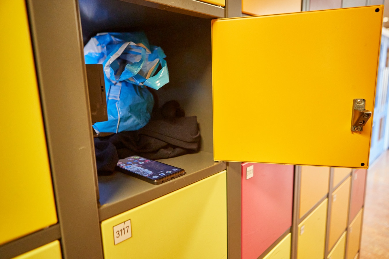 Smartphones op school: van mobiel in de tas tot schermvrije colleges