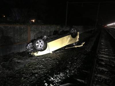 Auto met pech door twee treinen geramd