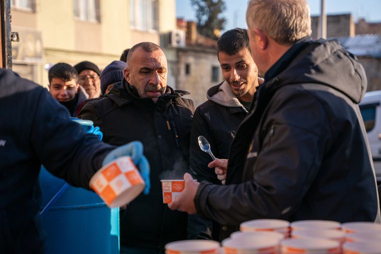 Vrijwilligers delen soep uit op straat in Antakya, een van de vele steden die zwaar is getroffen door de aardbevingen in Turkije en Syrië. Beeld Ingrid Woudwijk