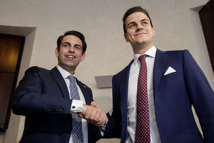 Dries Van Langenhove (r.) met Vlaams Belang-voorzitter Tom Van Grieken vanmiddag op de persconferentie.