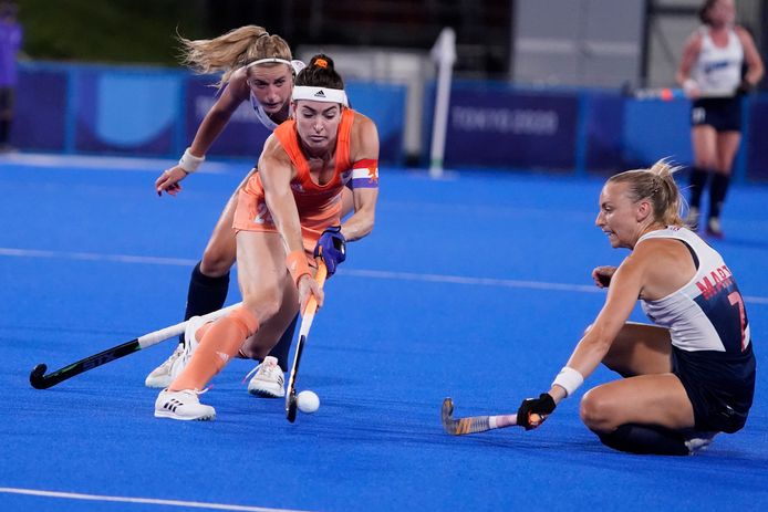Eva de Goede probeert de Britse Hannah Martin te omspelen.
