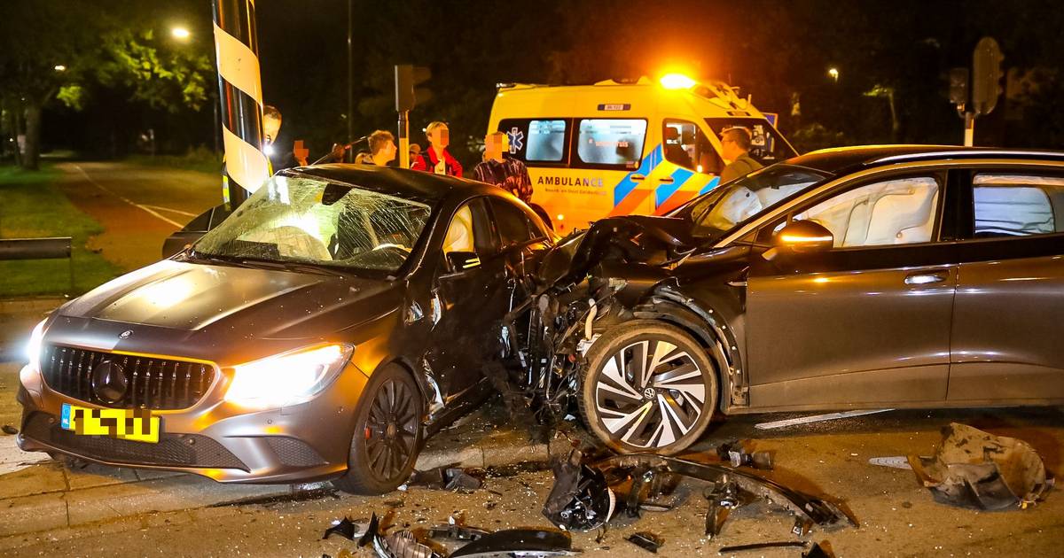 Auto’s hard met elkaar in botsing op kruising in Apeldoorn: twee mensen raken gewond.
