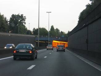 Vrachtwagen botst tegen dak: Vierarmentunnel urenlang afgesloten, lange file op Brusselse binnenring