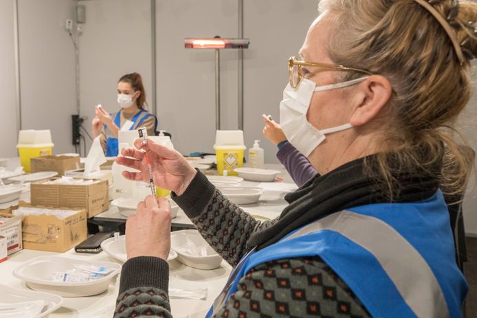 Vullen van de vaccinatiespuitjes in Goes