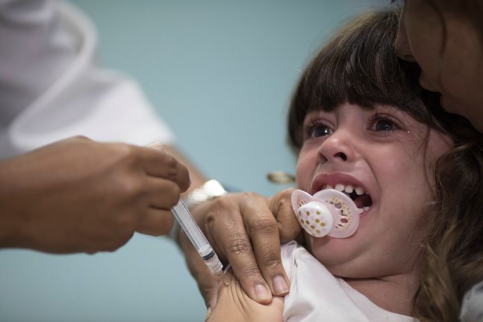 Een 3-jarig meisje wordt ingeënt in Rio de Janeiro.