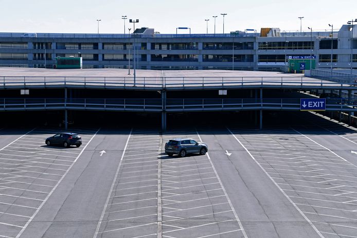 Een lege parking aan Brussels Airport.