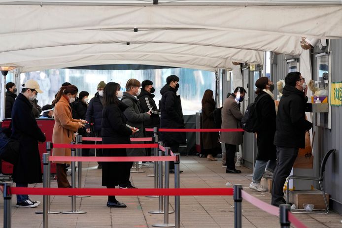 Zorgwerkers voeren coronatests uit bij inwoners van de Koreaanse hoofdstad Seoul. (28/01/2022).