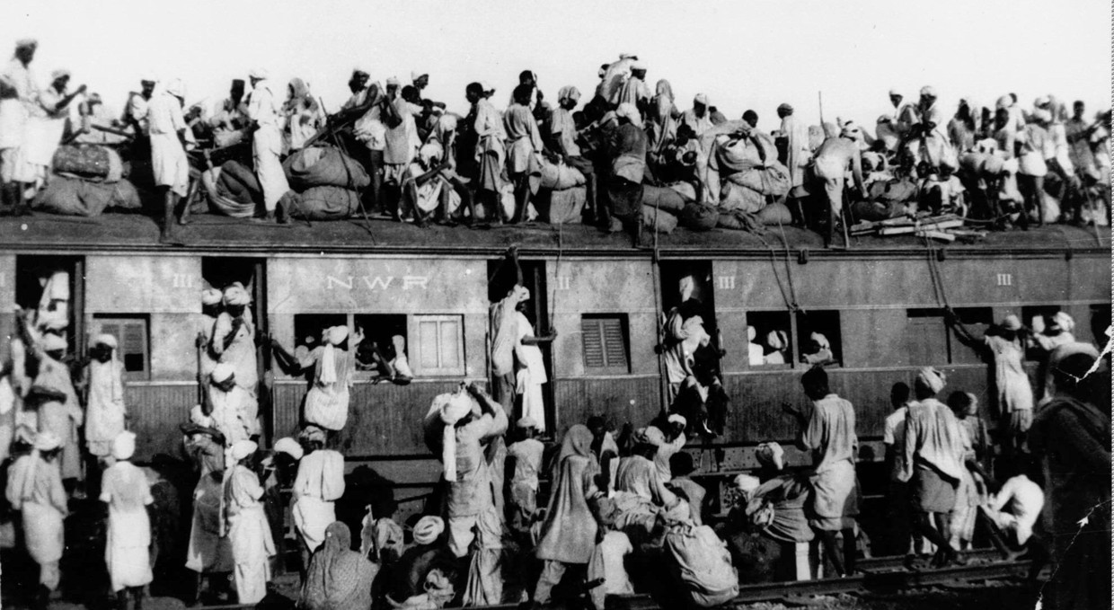 Op deze archieffoto van 1947 staan honderden moslimvluchtelingen bovenop een trein die vanuit New Delhi naar Pakistan vertrekt. Beeld ANP / Associated Press