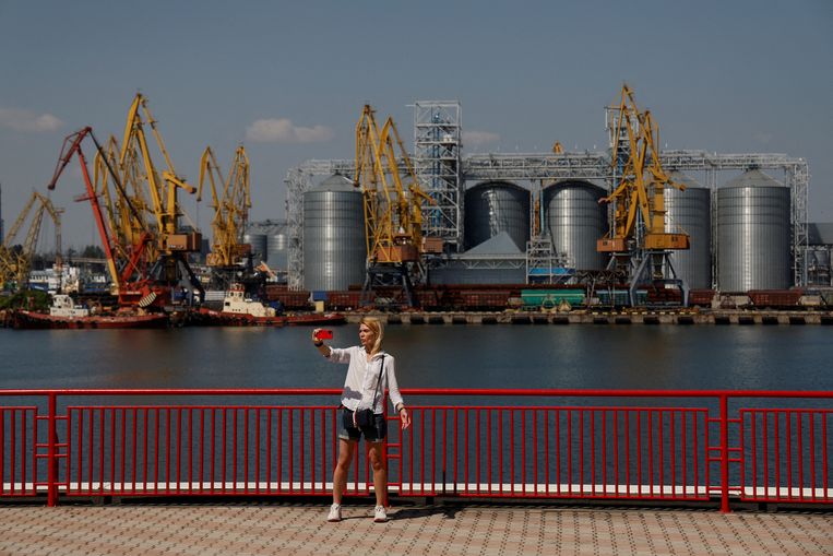 Une femme prend un selfie avec le silo à grains du port d'Odessa en arrière-plan, août 2022. Image Valentyn Ogirenko/Reuters