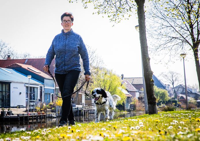 Vrijwilliger Mariëlle Snaaijer (37) maakt twee keer per week een wandeling met hond Pip.