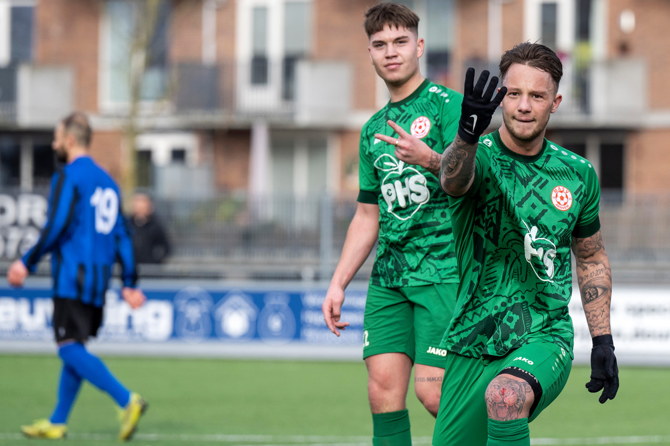 Knotsgekke herstart MASV; Rood Wit stapt bij 100 van het veld; exprof