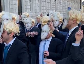 Groepje mannen danst aan ambtswoning van premier Johnson verkleed als ... Boris Johnson