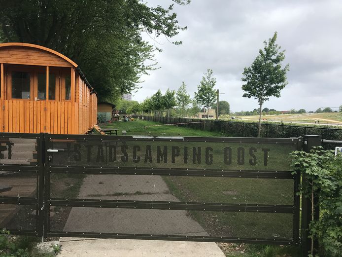 De Stadscamping in het Spoorpark ligt er maar verlaten bij dit Hemelvaartweekend.