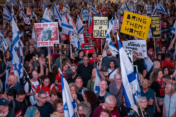 Mensen in Tel Aviv demonstreren tegen de regering van de Israëlische premier Benjamin Netanyahu en eisen vrijlating van de gijzelaars in Gaza. (04/05/24)