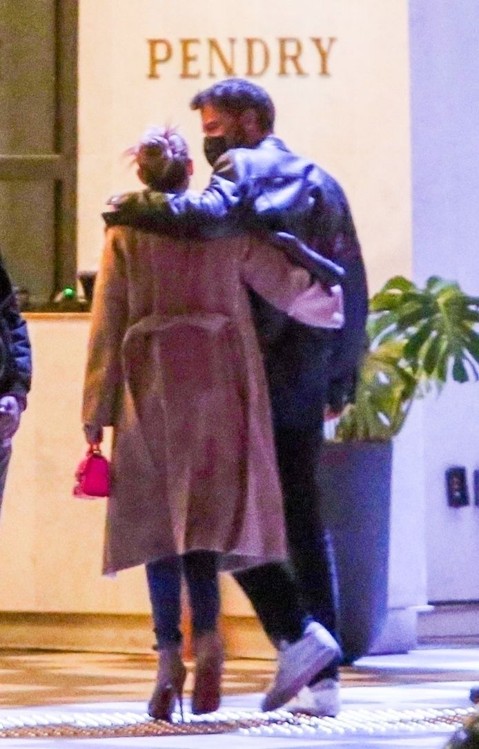 Les deux stars ont été repérées dans les bras l'un de l'autre avant de se rendre à un dîner en amoureux à Hollywood.