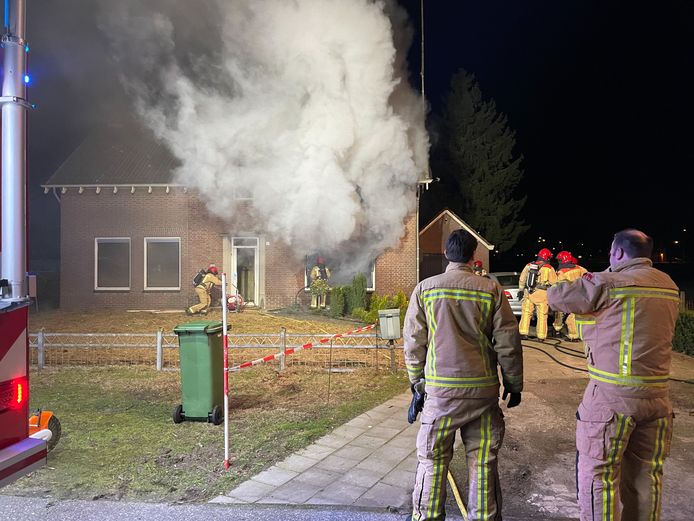 Uitslaande woningbrand in Helmond