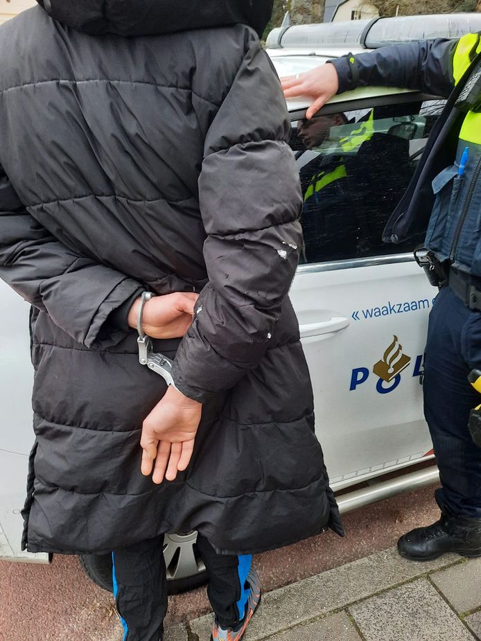 Voetballende zakkenroller in Oosterbeek in de boeien geslagen.