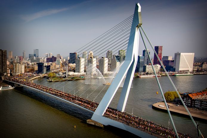 Lopers gaan over de Erasmusbrug tijdens de NN marathon van Rotterdam.
