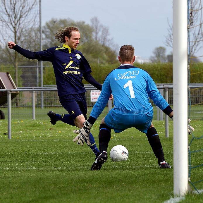 dinteloord - 20171504 - vv prinsenland tegen oostkapelle.joep brosky(12 dinteloord) maakt keeper bart van wuyckhuyse(oostkapelle) vaak moeilijk