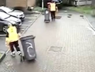 KIJK. Camera achteraan vuilniskar filmt hoe Britse arbeiders moeten wegduiken voor rondvliegende gasfles