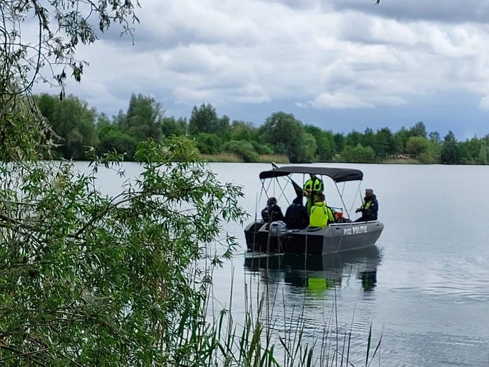 De politie zoekt op het water van de Rijkerswoerdse Plassen.