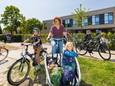 Josefine Meijer met haar zonen Fabe (8) op de fiets en Elja (5) in de bakfiets voor kindcentrum Aan de Oosterplas in Den Bosch.