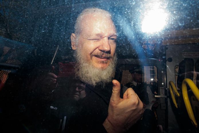 Julian Assange bij aankomst aan de rechtbank donderdag in Londen.