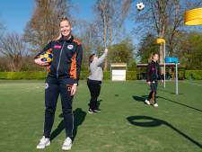 Kelly (27) maakt zich hard voor korfballers met een beperking: ‘Verhalen van mijn vader als inspiratie’ 