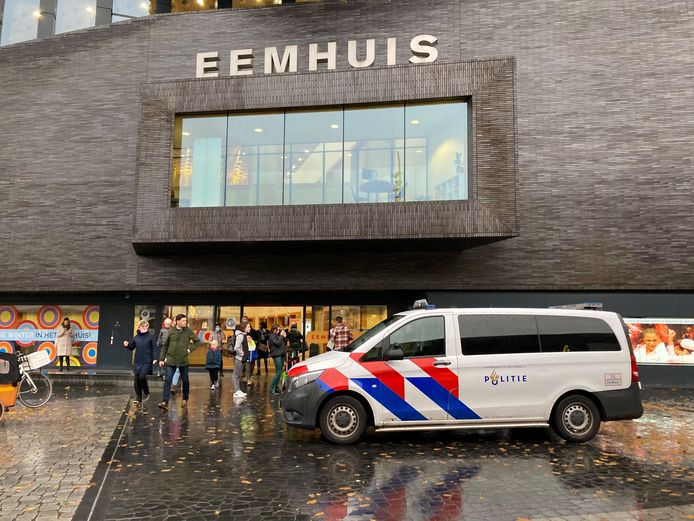 De dakloze die zaterdag werd aangetroffen op het toilet in het Eemhuis in Amersfoort werd vijf uur later door de politie opgehaald en weggebracht.