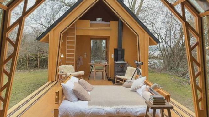 KIJK. Bed komt tevoorschijn uit de vloer in deze chalet: “Als je wil slapen, moet je eerst de planken weghalen”