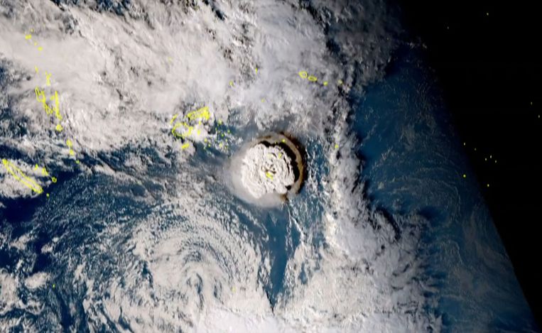 Beelden van de Japanse Himawari-8-satelliet tonen de vulkaanuitbarsting die een tsunami veroorzaakte. De uitbarsting was zo intens dat het werd gehoord als ‘luide donderslagen’ in Fiji, meer dan 800 kilometer (500 mijl) verderop. Beeld AFP