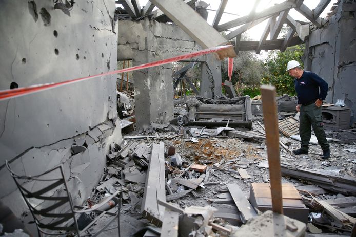 Een agent bij een huis in Mishmeret dat gisteren is verwoest door een raketaanval.