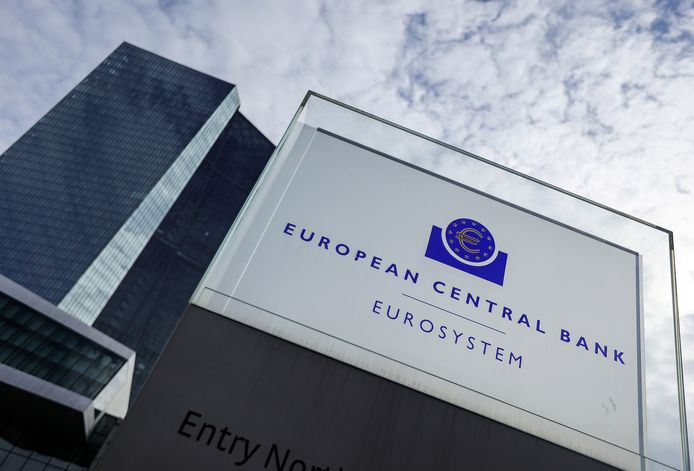 De Europese Centrale Bank (ECB) veroorzaakt momenteel een zogeheten ‘inverse rentecurve’. Daardoor is de rente voor beleggingen op korte termijn op dit moment hoger dan voor die op lange termijn.