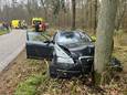 Auto met vijf inzittenden knalt hard tegen boom bij Beekbergen.