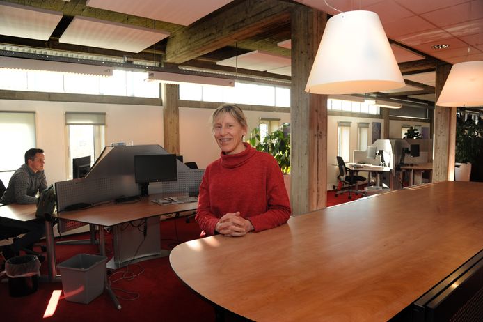 Officemanager Baukje Doedee van Economische Impuls Zeeland in de kantoortuin, die binnenkort aan de nieuwe situatie wordt aangepast.