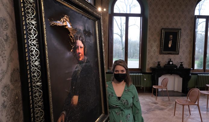 Charlotte Caron met het schilderij, in het kasteel van de Lovie.
