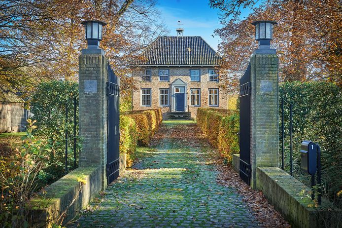 In de weilanden naast jachtslot De Berkt te Heesch zijn brede sporen weggegraven om het oude padenpatroon te herstellen..
Fotograaf: Van Assendelft/Jeroen Appels