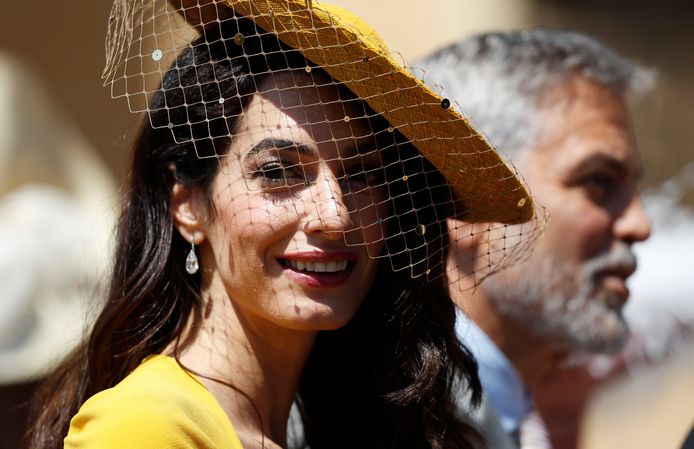 Amal Clooney en haar man George Clooney komen aan bij de bruiloft van Harry en Meghan.