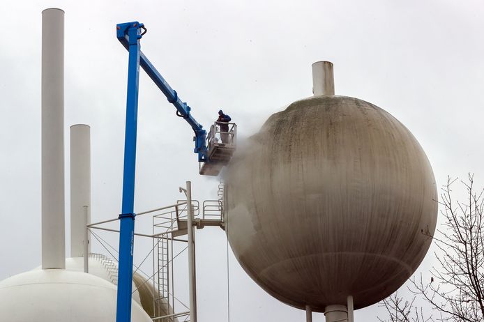 De schoonmaak van de waterbollen in het Eindhovens stadsdeel Stratum is in volle gang.